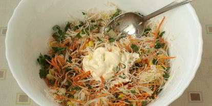 Шаг 3: салата с корнем сельдерея, морковью и кукурузой