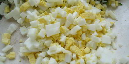 Шаг 2: салата с крабовыми палочками и рисом