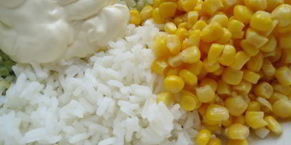 Шаг 3: салата с крабовыми палочками и рисом