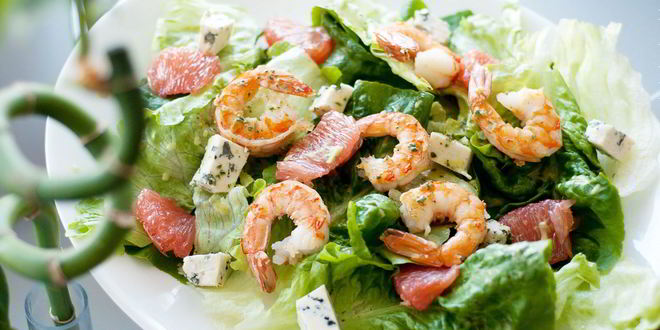 Рецепт Салата с креветками, грейпфрутом и мятной заправкой