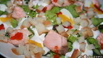 Рецепт Салата с лососем горячего копчения