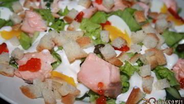 Рецепт Салата с лососем горячего копчения