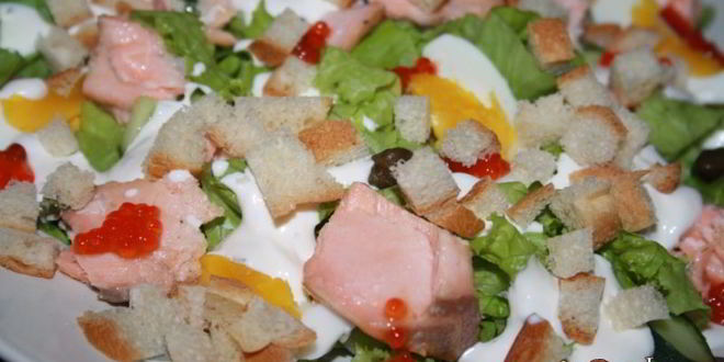 Рецепт салата с лососем горячего копчения