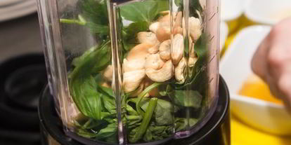 Шаг 3: салата с мятной заправкой