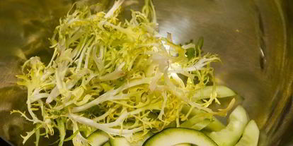 Шаг 4: салата с мятной заправкой