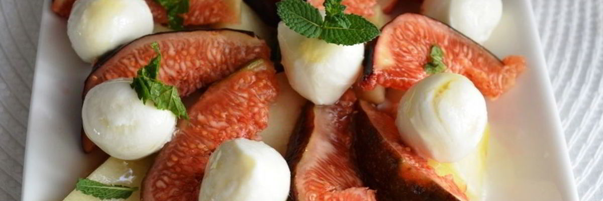 Рецепт Салата с персиком, инжиром и моцареллой