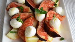 Рецепт Салата с персиком, инжиром и моцареллой