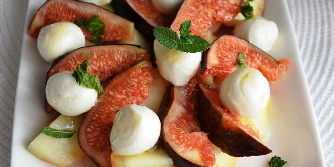 Рецепт Салата с персиком, инжиром и моцареллой