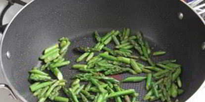 Шаг 1: салата с помидорами и грибами