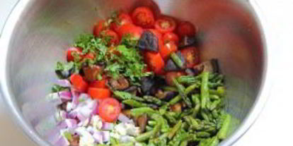 Шаг 2: салата с помидорами и грибами