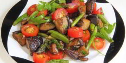 Шаг 3: салата с помидорами и грибами