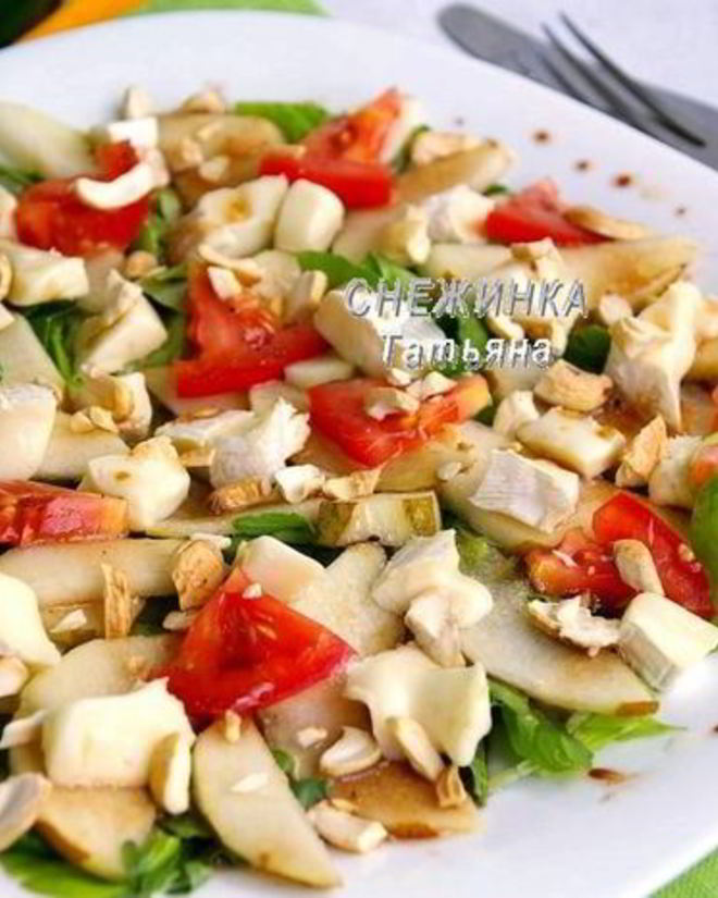 Рецепт салата с сыром бри, грушей, томатом и кешью