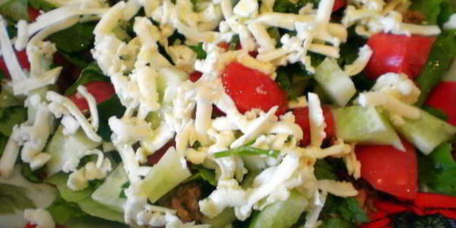 Рецепт салата с тунцом и сыром фета