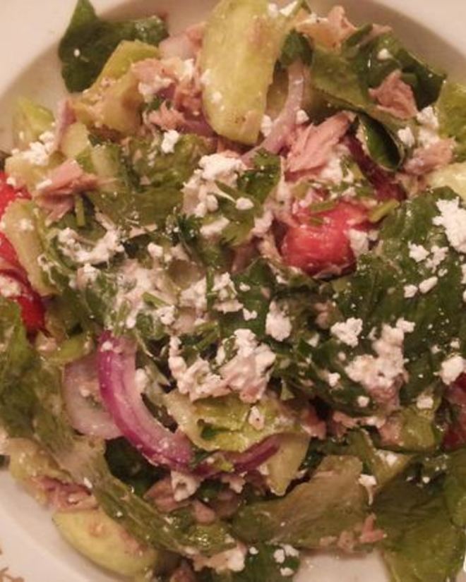 Рецепт салата с тунцом и сыром фета