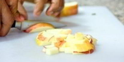 Шаг 1: салата с яблоком и сыром