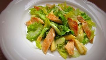 Рецепт Салата с яблоком, сельдереем и куриной грудкой