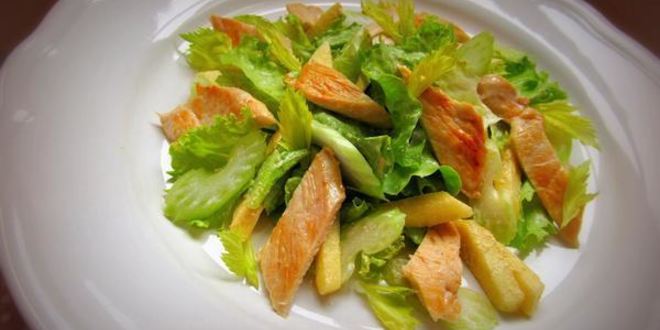 Рецепт Салата с яблоком, сельдереем и куриной грудкой