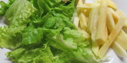 Шаг 1: салата с яблоком, сельдереем и куриной грудкой