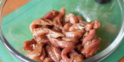 Шаг 1: салата со свининой терияки