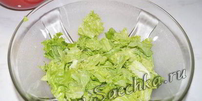 Шаг 1: нежного салата цезарь с курицей и сухариками