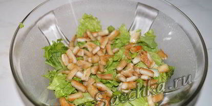 Шаг 2: нежного салата цезарь с курицей и сухариками