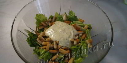 Шаг 3: нежного салата цезарь с курицей и сухариками