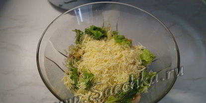 Шаг 4: нежного салата цезарь с курицей и сухариками