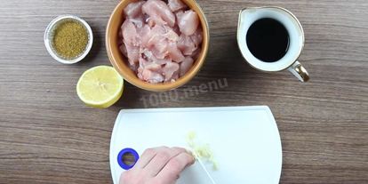 Шаг 1: салата цезарь классический с курицей