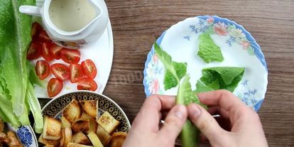 Шаг 10: салата цезарь классический с курицей