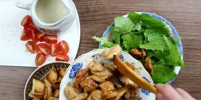 Шаг 11: салата цезарь классический с курицей