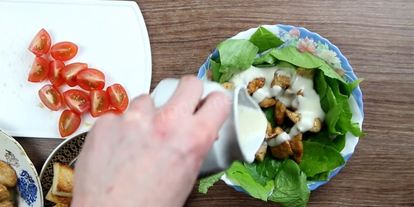 Шаг 12: салата цезарь классический с курицей