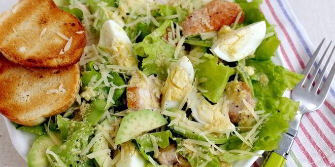 Рецепт салата цезаря с авокадо