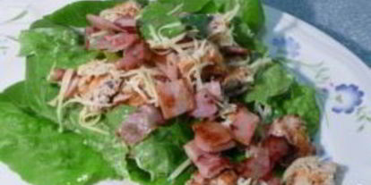 Шаг 4: салата цезарь с беконом