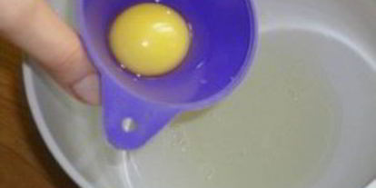 Шаг 3: салата цезарь с брынзой