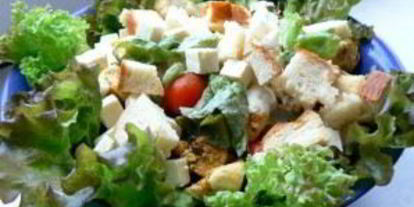 Шаг 7: салата цезарь с брынзой