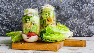 Рецепт Салата цезарь с киноа в банке