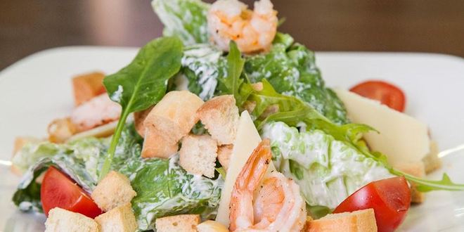 Рецепт Салата цезарь с креветками с майонезом