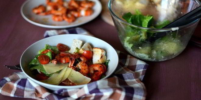 Рецепт салата цезарь с креветками