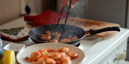 Шаг 1: салата цезарь с креветками