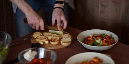 Шаг 3: салата цезарь с креветками