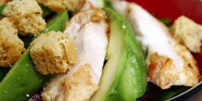 Рецепт салата цезарь с куриной грудкой и авокадо