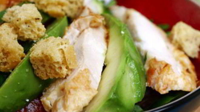 Рецепт Салата цезарь с куриной грудкой и авокадо