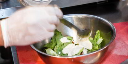 Шаг 6: салата цезарь с куриной печенью