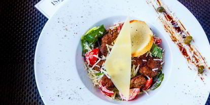 Шаг 8: салата цезарь с куриной печенью