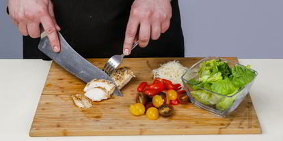 Шаг 1: салата цезарь с курицей и беконом