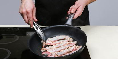 Шаг 2: салата цезарь с курицей и беконом