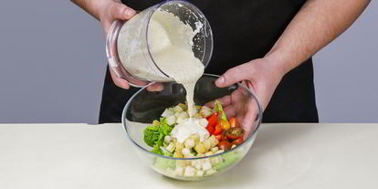 Шаг 3: салата цезарь с курицей и беконом