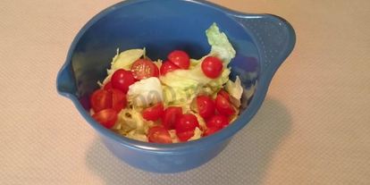 Шаг 3: салата цезарь с курицей и домашними сухариками