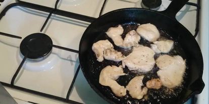 Шаг 4: салата цезарь с курицей и домашними сухариками