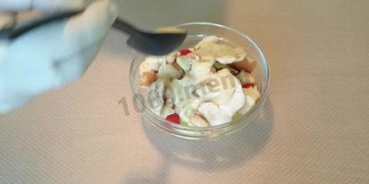 Шаг 5: салата цезарь с курицей и домашними сухариками